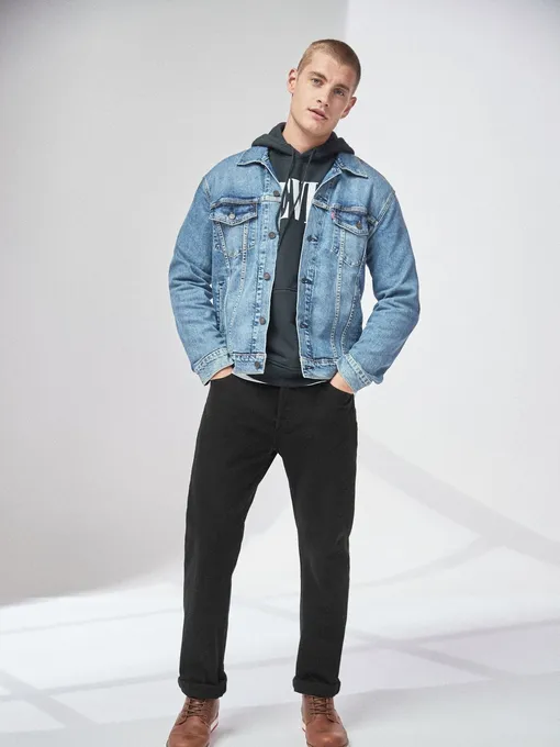 Черные джинсы и куртка из денима