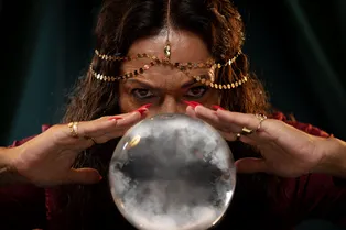 «Ясновидящая» обманула россиянку на 8 млн рублей. Но не предвидела встречу с полицейскими