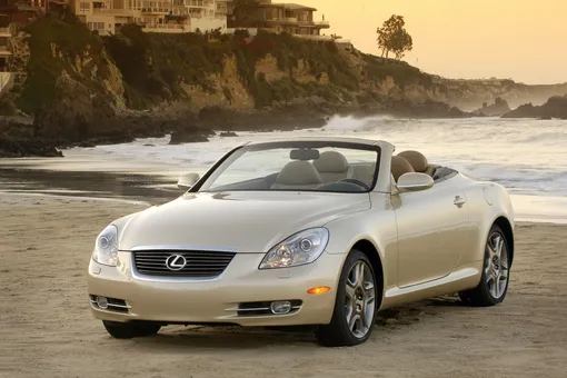 Lexus SC430. Сильно недооцененный рынком вариант. Представляет собой достаточно роскошную сухопутную яхту с необычным дизайном, элегантным интерьером и культовым тойотовским V8 под капотом