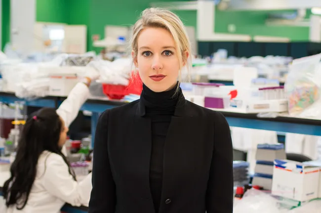 Мошенница Элизабет Холмс попросила Трампа об УДО: что известно о ее преступлениях и тюремных буднях