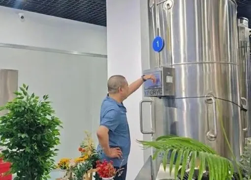 Гуй проверяет криогенную капсулу, в которой находится его замороженная жена