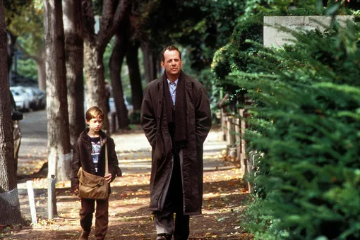 Хэйли Джоэл Осмент и Брюс Уиллис в фильме «Шестое чувство» (1999)