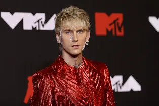 Пришельцы среди нас: Machine Gun Kelly считает, что его отец — инопланетянин