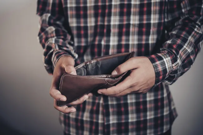 Наличку скоро запретят? Экономисты бьют тревогу: при чем тут отключения интернета