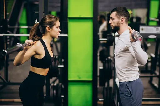 Мужчина и женщина в спортивном зале