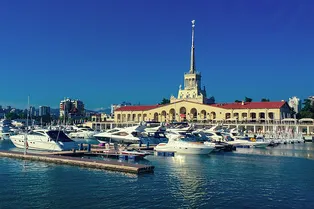 Набережная в огне, пострадали люди. Сочи атаковали безэкипажные катера: что известно Набережная в огне, пострадали люди. Сочи атаковали безэкипажные катера: что известно