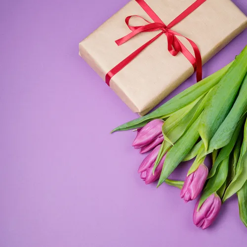 Что подарить девушке на 8 марта: 9 идей, которые она оценит