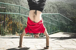 Отжимания в стойке на руках: упражнение для мощного прокачивания плеч Отжимания в стойке на руках: упражнение для мощного прокачивания плеч