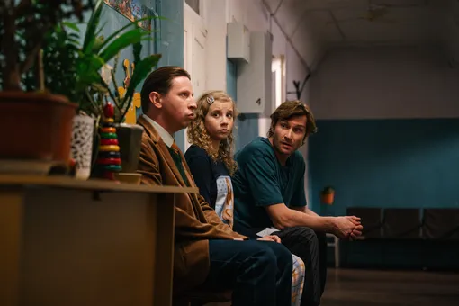 Дмитрий Лысенков, Людмила Юлова, Николай Наумов – кадр из сериала «Трёшка» Дмитрий Лысенков, Людмила Юлова, Николай Наумов – кадр из сериала «Трёшка»