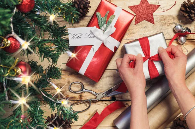 Одежда стала самым популярным новогодним подарком у зумеров: сколько они готовы потратить