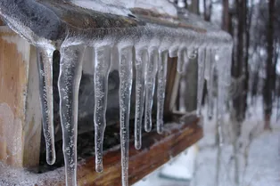 100 тысяч штрафа за сосульки: в Петербурге начали экстренно расчищать крыши перед циклоном WALLY V