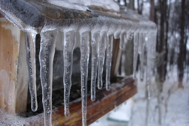 100 тысяч штрафа за сосульки: в Петербурге начали экстренно расчищать крыши перед циклоном WALLY V