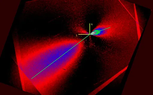 В левом нижнем углу можно увидеть выраженную струю, которую астрофизики считают антихвостом, направленным к Солнцу В левом нижнем углу можно увидеть выраженную струю, которую астрофизики считают антихвостом, направленным к Солнцу