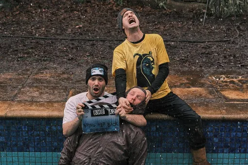 Дэнни и Майкл Филиппу вместе с оператором Аароном Маклиски на съёмочной площадке фильма «Верни ее из мертвых» (2025) Дэнни и Майкл Филиппу вместе с оператором Аароном Маклиски на съёмочной площадке фильма «Верни ее из мертвых» (2025)