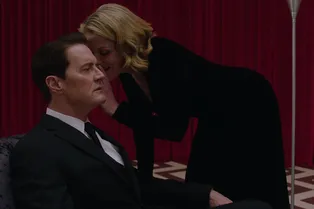 Undercover выпустил коллекцию, вдохновленную «Твин Пикс»: в нее вошли пуховикы и свитшоты с героями сериала