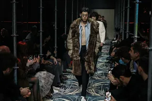 Как носить мех в этом сезоне: 20 идей от дизайнеров Как носить мех в этом сезоне: 20 идей от дизайнеров