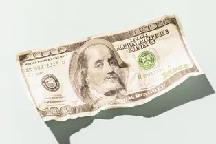 Доллар снова рухнул: что будет с курсом до конца 2025 года