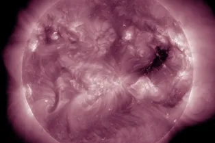 Земля под прицелом корональной дыры: новая магнитная буря уже на подходе