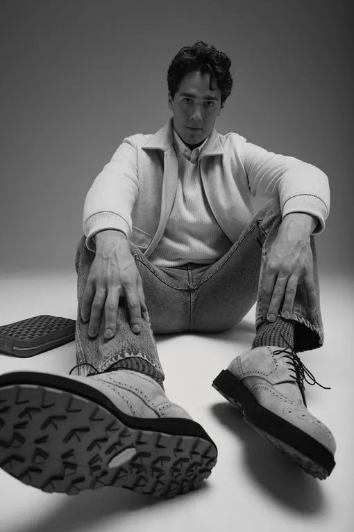 Куртка, GUESS; джемпер, BAON; рубашка, TOM TAILOR; джинсы и барсетка, BALLY; носки, FALKE; броги, FABI (NO ONE)