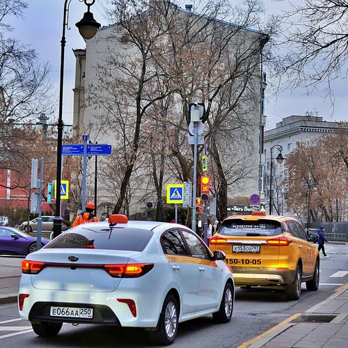 Больше «Москвичей» и минус «Патриот»: Минпромторг обновил список авто для работы в такси