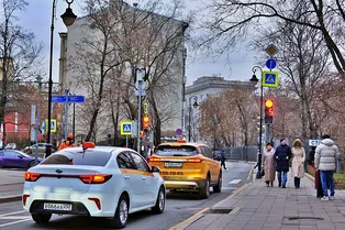 Больше «Москвичей» и минус «Патриот»: Минпромторг обновил список авто для работы в такси