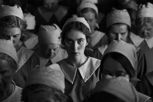 Кадр из фильма «Девушка с иглой» (2024)