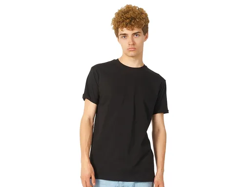 Подвернутые рукава футболки могут визуально расширить руку