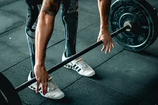 Как эффективно прокачать плечи, ноги и спину: попробуйте эту тренировку для тех, у кого мало свободного времени