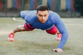 Отжимания на одной руке в 20, 30, 40, 50 и 60 лет: зачем выполнять непростое упражнение