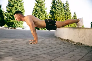 Как прокачать мышцы груди в домашних условиях: попробуйте этот мощный комплекс упражнений