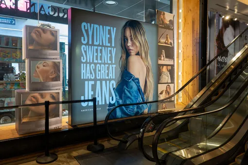 Реклама джинсов American Eagle с Сидни Суини