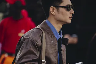 Ваша кожаная куртка универсальнее, чем вы думаете: вот как носить ее с повседневными и нарядными вещами