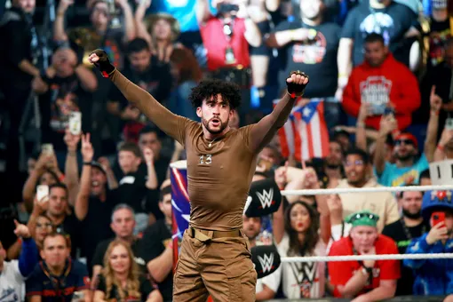 Bad Bunny празднует победу на ринге во время борцовского шоу WWE Backlash в Пуэрто-Рико Bad Bunny празднует победу на ринге во время борцовского шоу WWE Backlash в Пуэрто-Рико