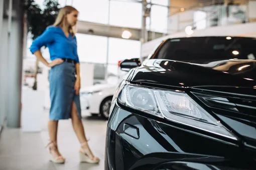Россияне бросились покупать прошлогодние автомобили: откуда такой ажиотаж