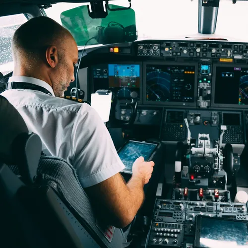 Бывший бортпроводник четыре года выдавал себя за пилота и летал бесплатно: теперь ему грозит огромный срок