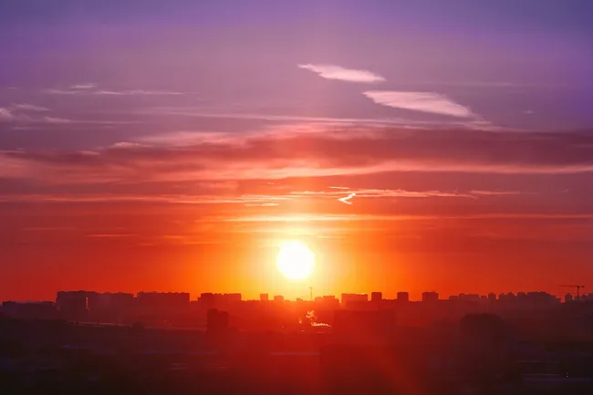 Покатаемся на «погодных качелях»: москвичей предупредили о резкой смене жары и холода этим летом