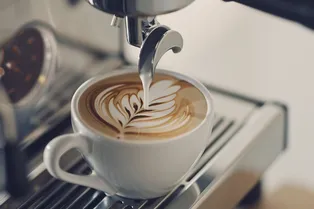 Зумеры променяли кофе на дрип-пакеты: кофейни им больше не по карману? Зумеры променяли кофе на дрип-пакеты: кофейни им больше не по карману?