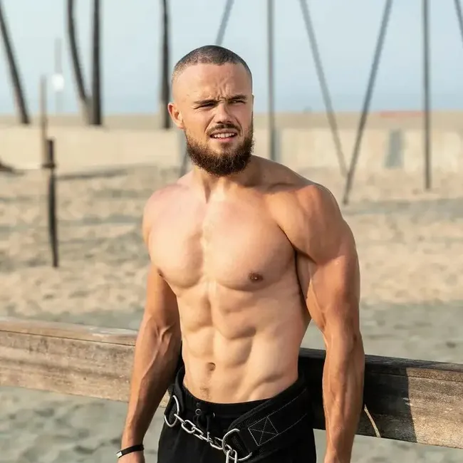 Большие плечи за 6 минут в день: домашняя тренировка без железа от фитнес-блогера