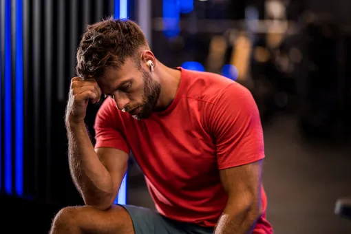 Мужчина в тренажерном зале