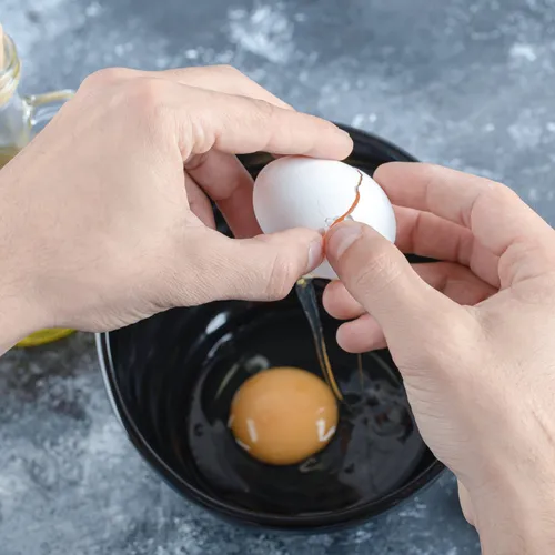 Почему люди пьют сырые яйца: желаемые эффекты и потенциальные риски