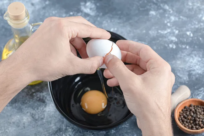 Почему люди пьют сырые яйца: желаемые эффекты и потенциальные риски