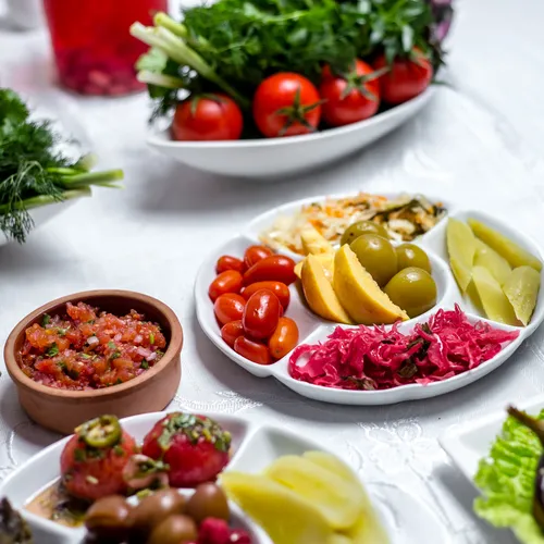 Эти закуски усиливают похмелье: от чего отказаться в праздник, чтобы не начать год с головной болью и тошнотой