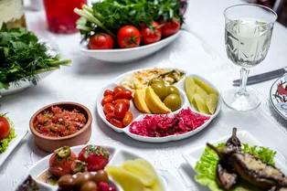 Эти закуски усиливают похмелье: от чего отказаться в праздник, чтобы не начать год с головной болью и тошнотой