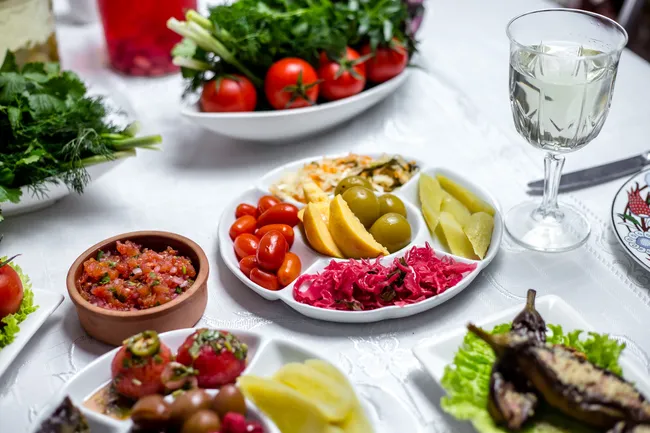 Эти закуски усиливают похмелье: от чего отказаться в праздник, чтобы не начать год с головной болью и тошнотой