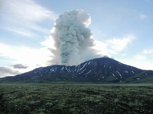 Извержение вулкана Крашенинникова на Камчатке