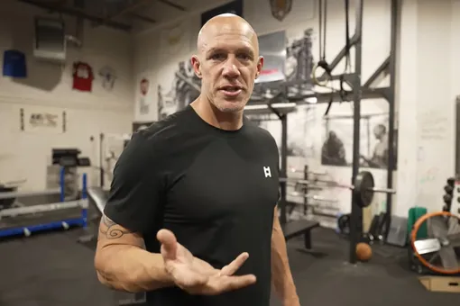 «Не все упражнения полезны»: знаменитый тренер Бобби Максимус рассказал, от чего стоит отказаться после 40 лет