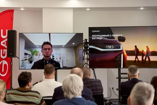Директор по дизайну бренда GAC господин Ка Дан во время телемоста на презентации модели S7
