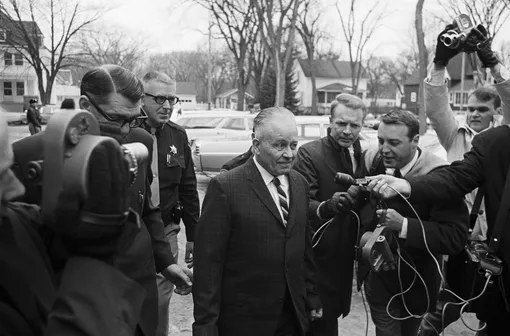 Эд Гейн в окружении репортёров у здания суда Эд Гейн в окружении репортёров у здания суда