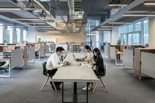 Китайскую компанию осудили за жесткие правила для сотрудников: им нельзя есть и даже смотреть в зеркала