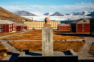 Советский город-призрак, в котором нельзя умирать: как живут россияне в Пирамиде Советский город-призрак, в котором нельзя умирать: как живут россияне в Пирамиде